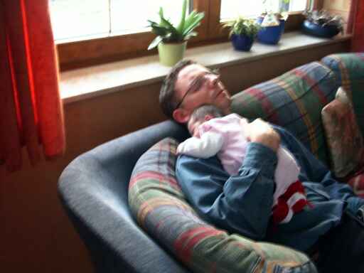 Luisa & Papa beim gemeinsamen Nickerchen..