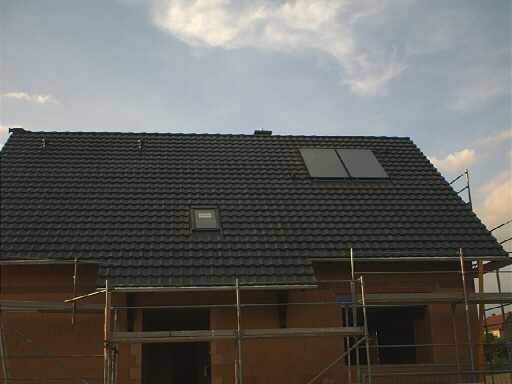 Die fertig eingedeckte S&uuml;dseite des Daches