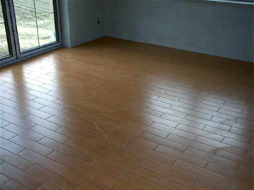 Parkettfliesen im Wohnzimmer aus Richtung Flur