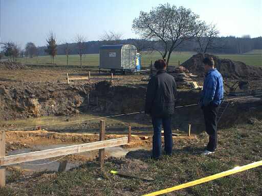 Mrs. Krainz und mein Schwager begutachten die Baugrube